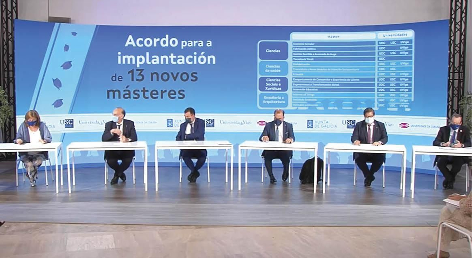 El conselleiro de Educación, Román Rodríguez, ayer en la reunión con los rectores.