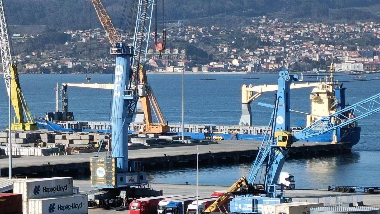 El buque que transporta munición, en el puerto de Vigo.
