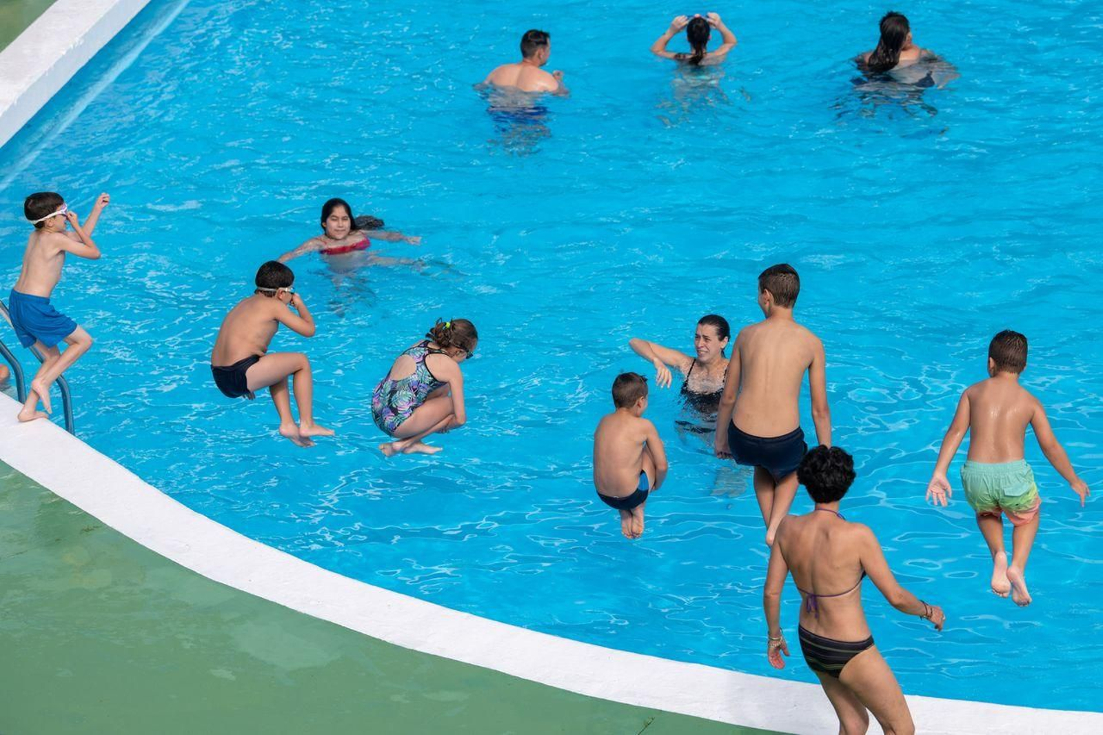 OURENSE (PISCINAS MUNICIPAIS DE OIRA). 10/06/2022. OURENSE. Xente desfrutando na piscina municipal de Oira. FOTO: ÓSCAR PINAL