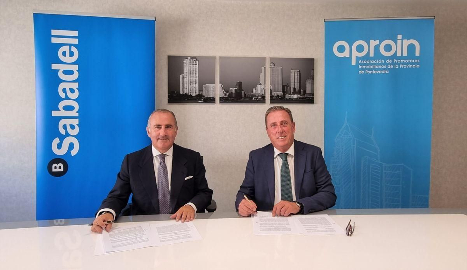 El director general de Sabadell Gallego, Pablo Junceda Moreno, y el presidente de Aproin, Javier Garrido Valenzuela,.