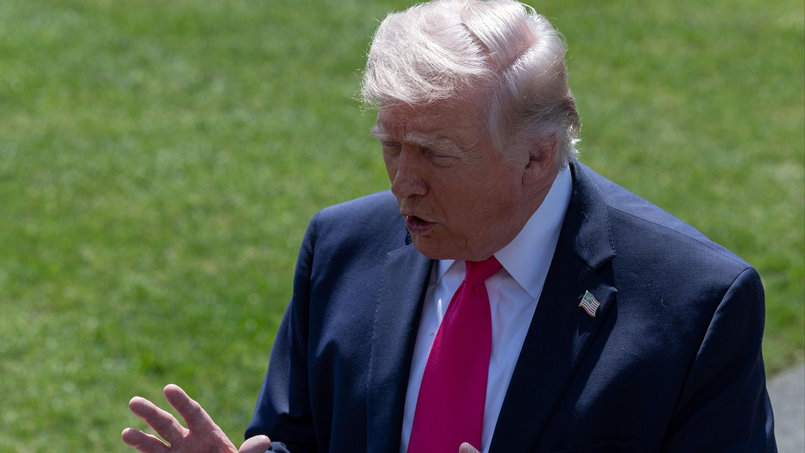 Estados Unidos: El presidente estadounidense Donald Trump habla con miembros de los medios de comunicación antes de abordar el Marine One en el jardín sur de la Casa Blanca, rumbo a Las Vegas, Nevada.