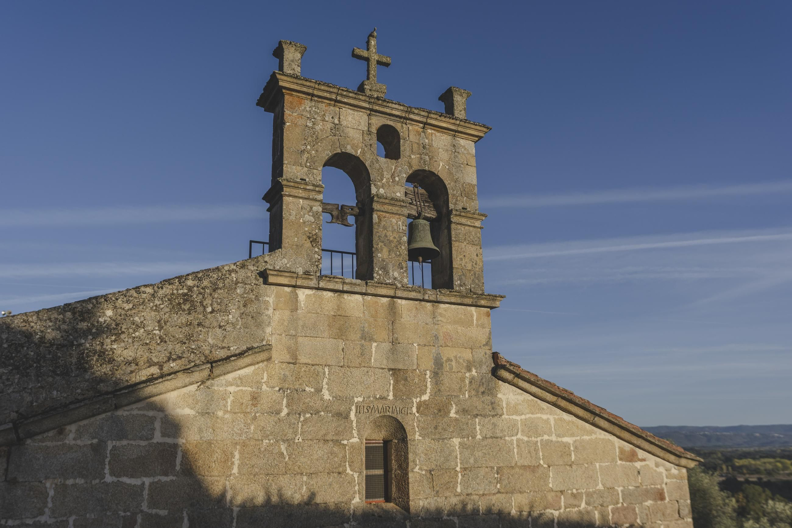 El campanario de la iglesia vieja de Oímbra, huérfano tras el robo.