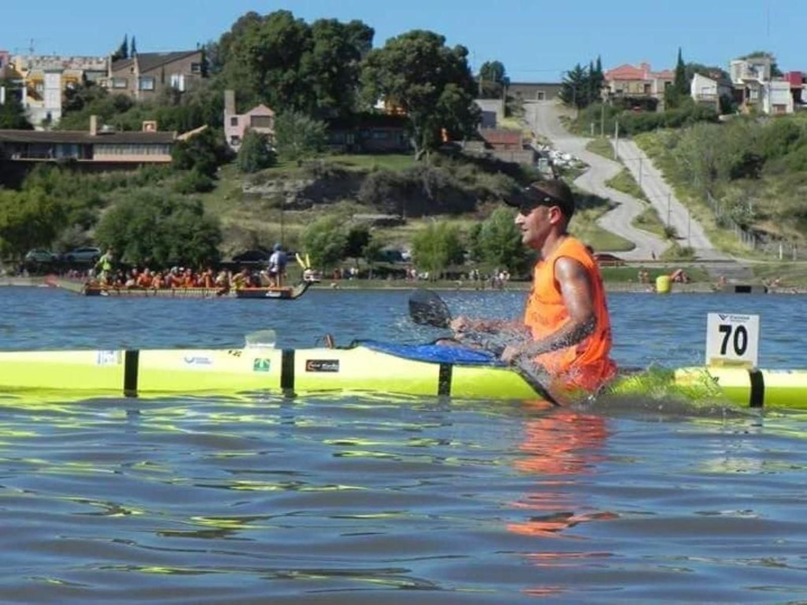 El palista del Kayak Tudense Alberto Díaz Portas se impuso en la categoría de veteranos después de ganar las tres últimas etapas.