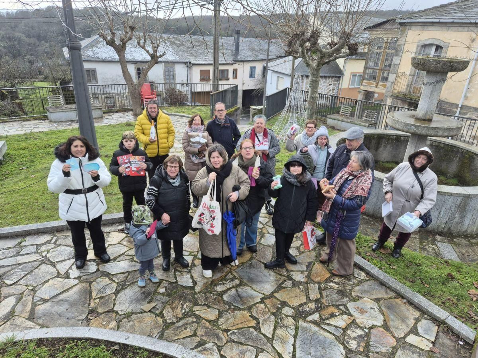 Varios de los participantes posaron con sus divertidos regalos del amigo invisible.