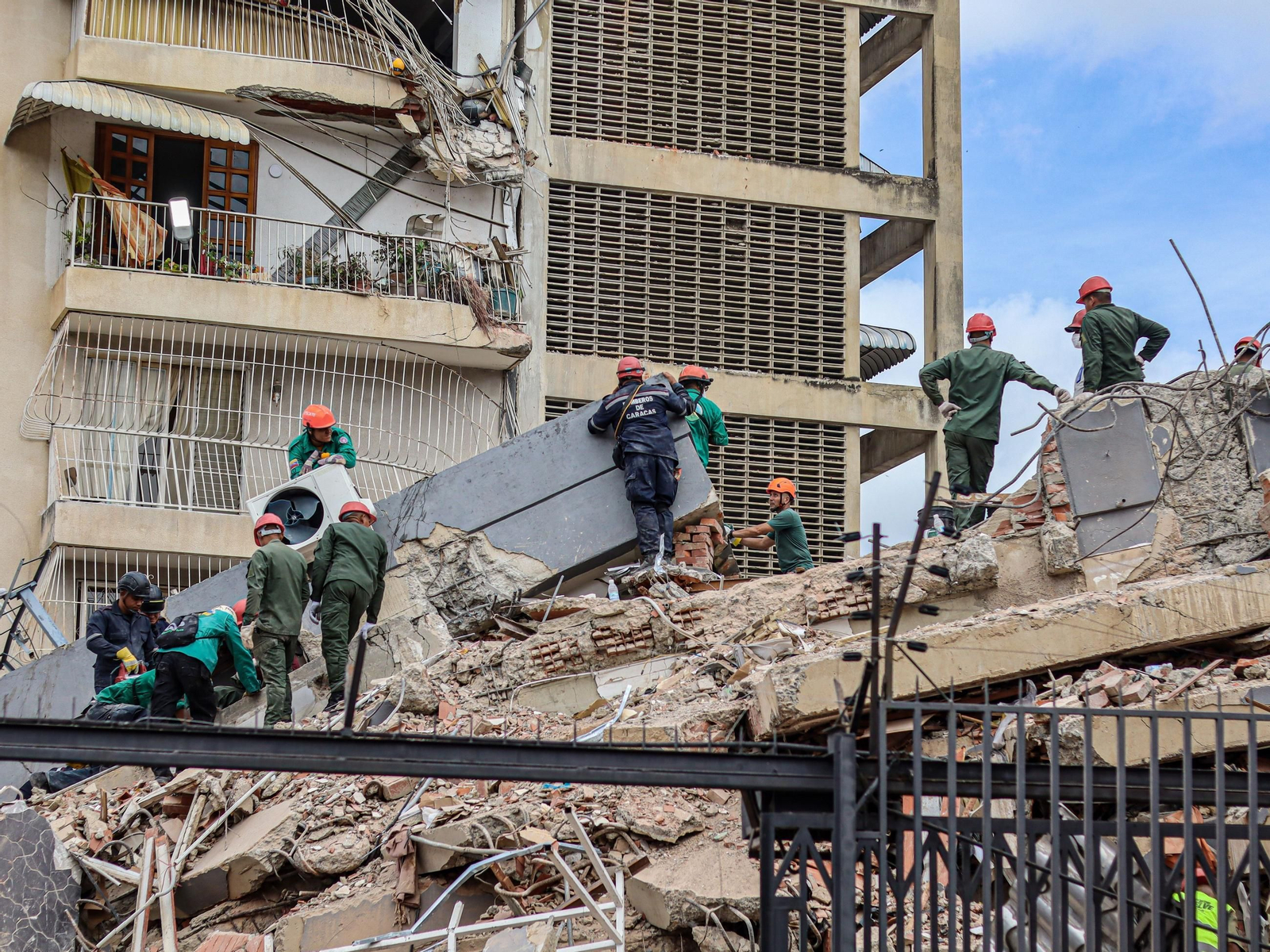 Equipos de rescate trabajan en la zona de La Guaira, en los días posteriores a los terremotos.