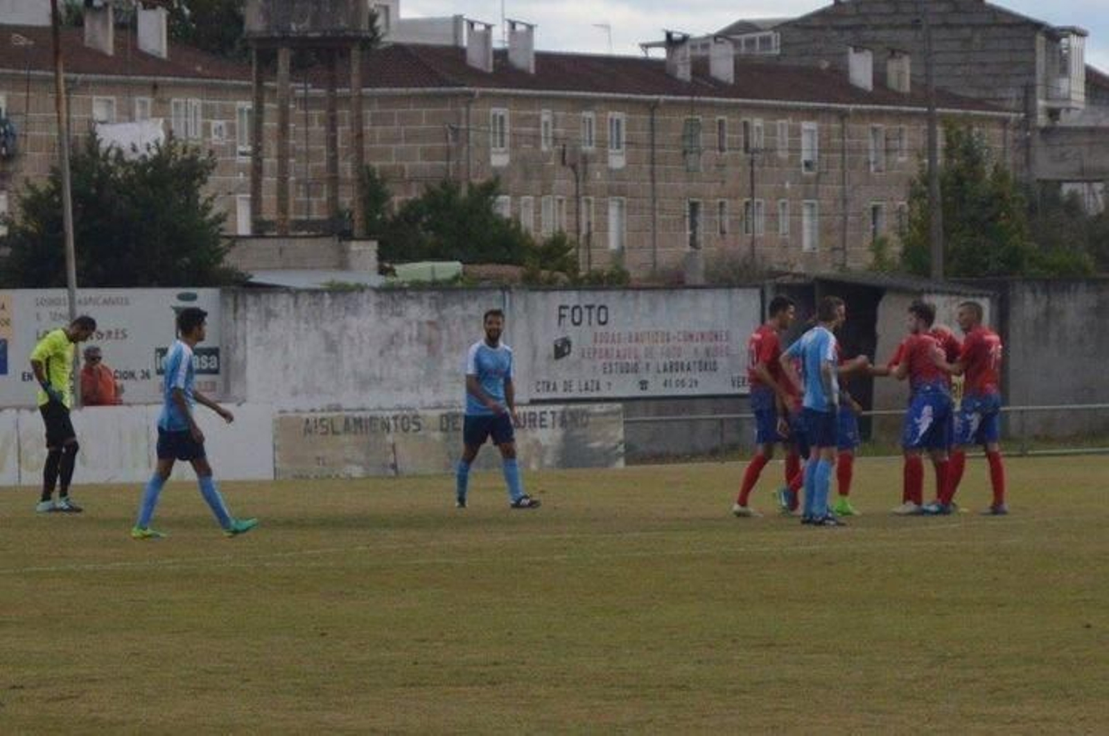 Varios jugadores del Verín y del Cortegada discuten durante el partido del pasado domingo.