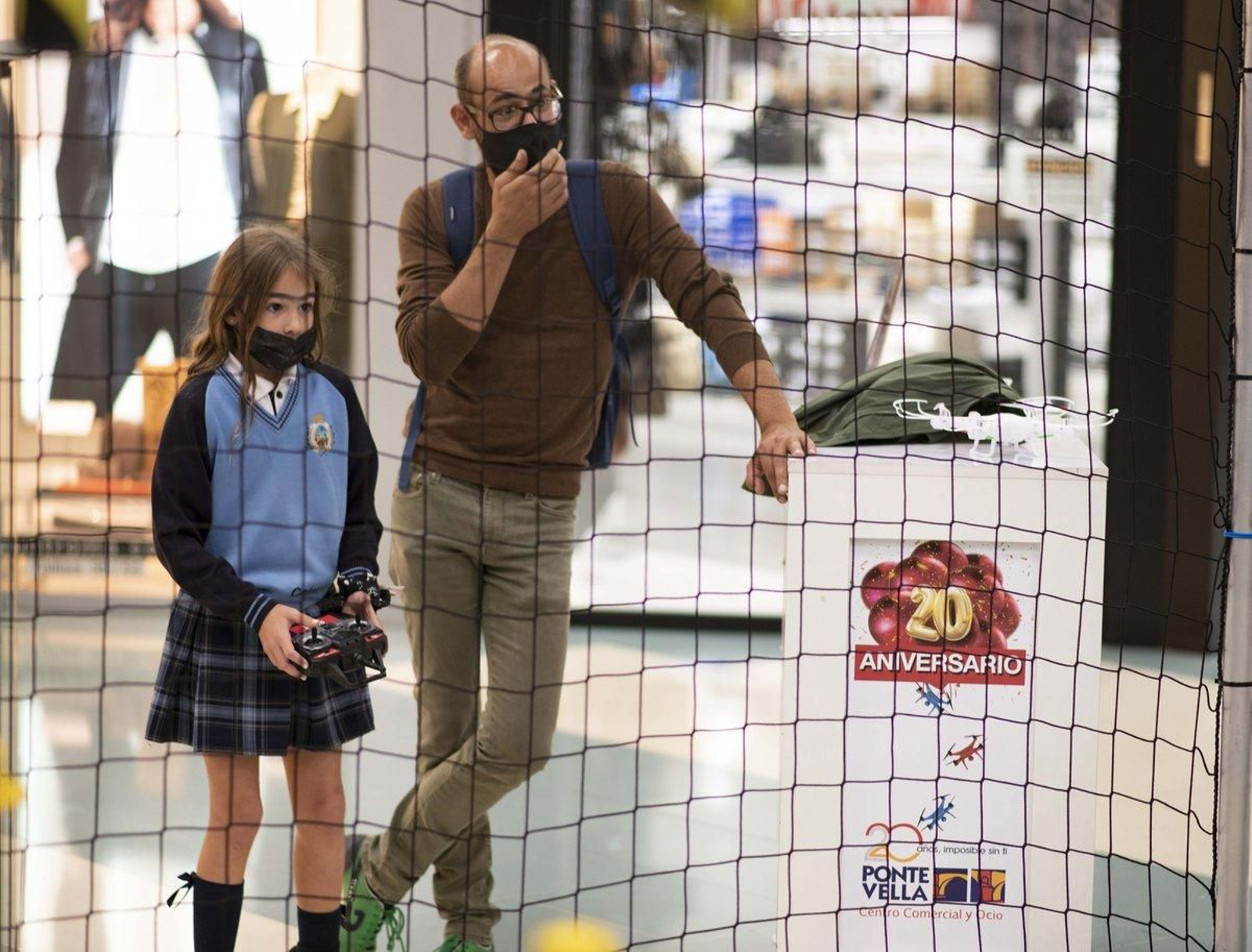 Hoxe en día os drons teñen múltiples utilidades, como servicios de vixiancia, gravación de planos para vídeo ou fotografía e mesmo se están probando para a entrega de mercancías.