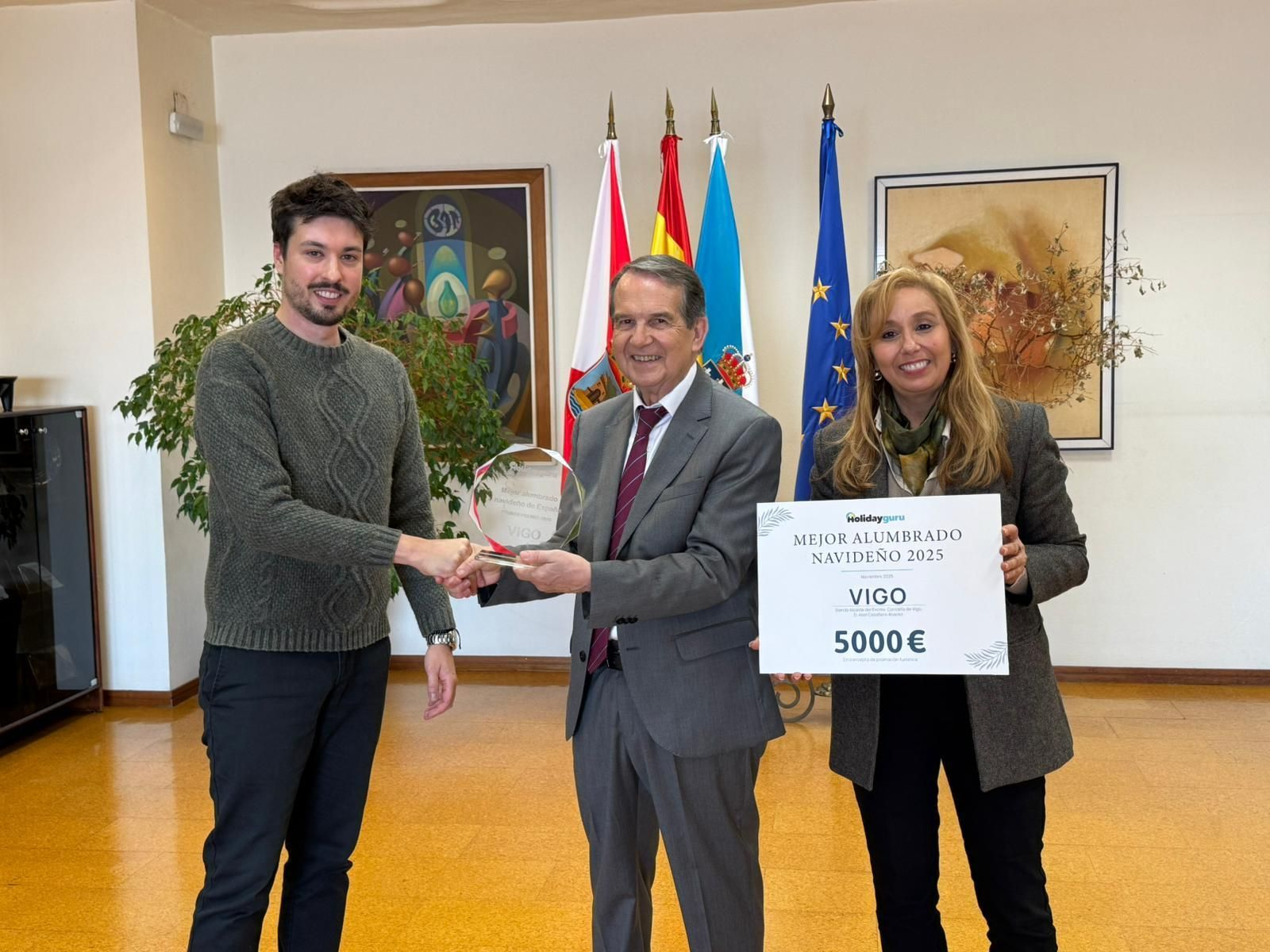 Abel Caballero y la concejala Ana Lago con Alberto Coves de Holidayguru.