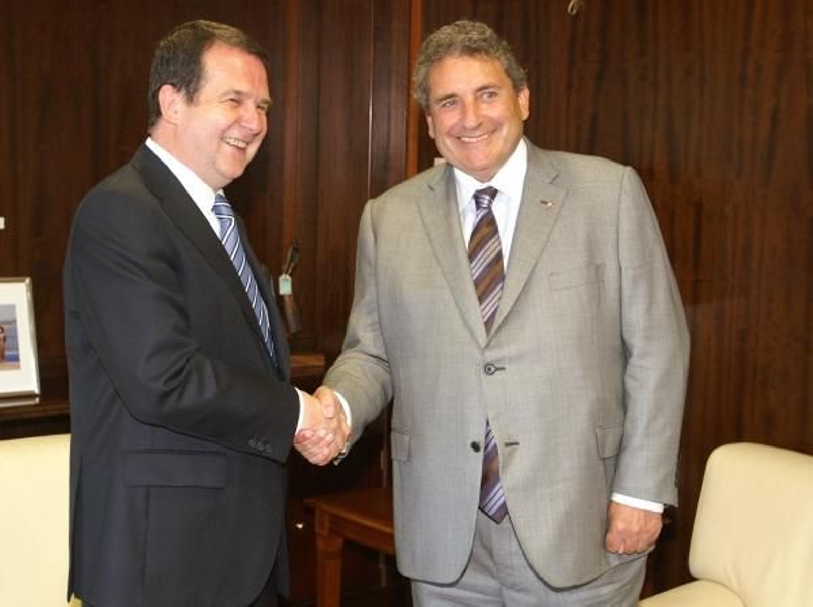 El alcalde de Vigo, Abel Caballero, ayer en el Concello junto al presidente del Celta, Carlos Mouriño. Foto: vicente