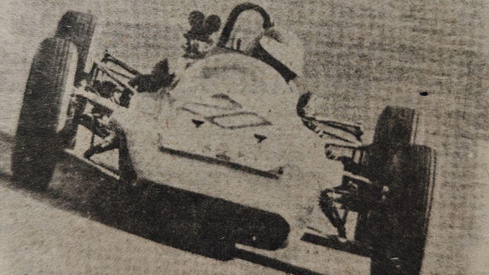 Pepe Pavón al volante de su Sélex.