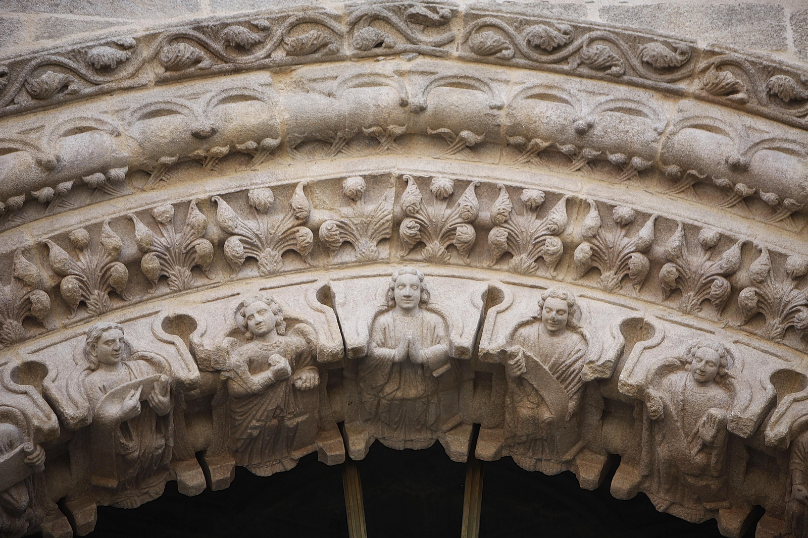 Arcada escultórica románica central de la fachada Oeste de la Catedral de San Martiño de Ourense. (FOTO: MIGUEL ÁNGEL)