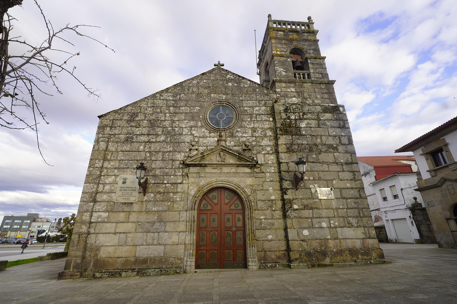 La iglesia de San Miguel de Bouzas, ayer cerrada