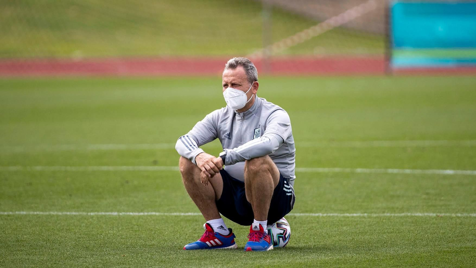 Juanjo Cota sigue un entrenamiento de la selección sentado en un balón. // RFEF
