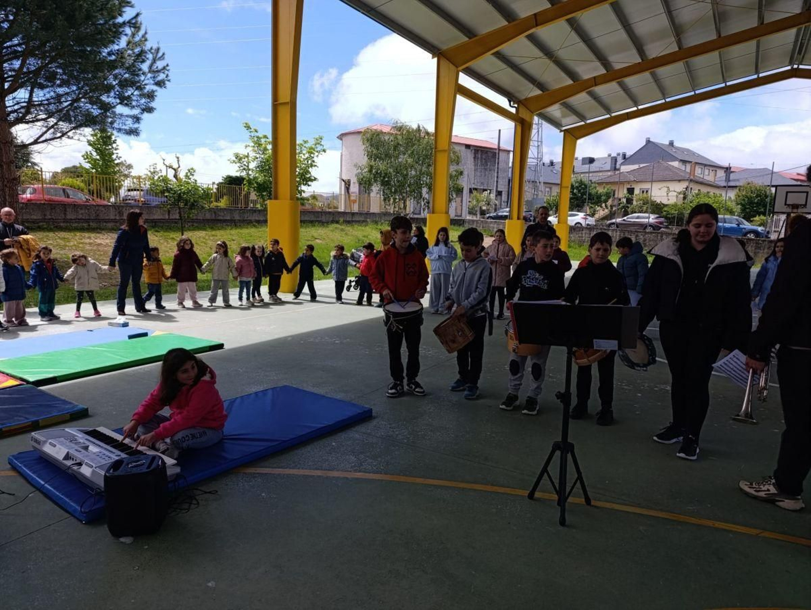 Os nenos de Trives ofreceron un concerto e desfrutaron de actividades.