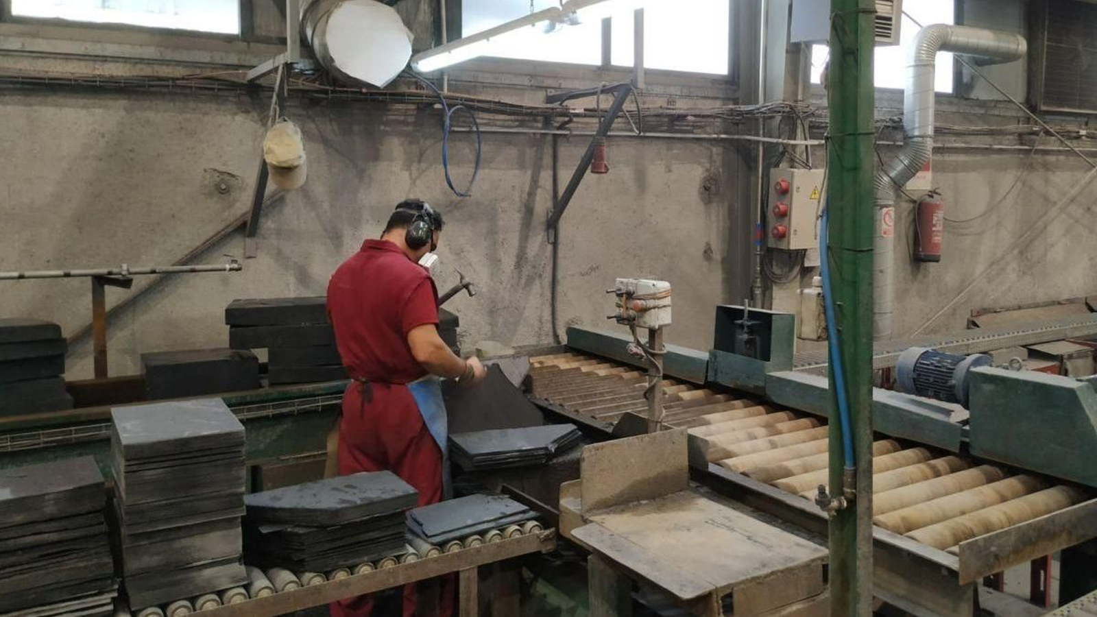 Un operario trabaja en una nave de producción de pizarra.