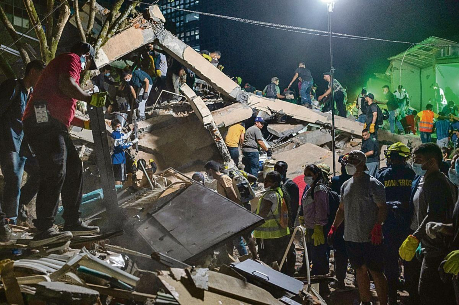 Los servicios de rescate buscan víctimas entre los escombros en la localidad de Pereira.