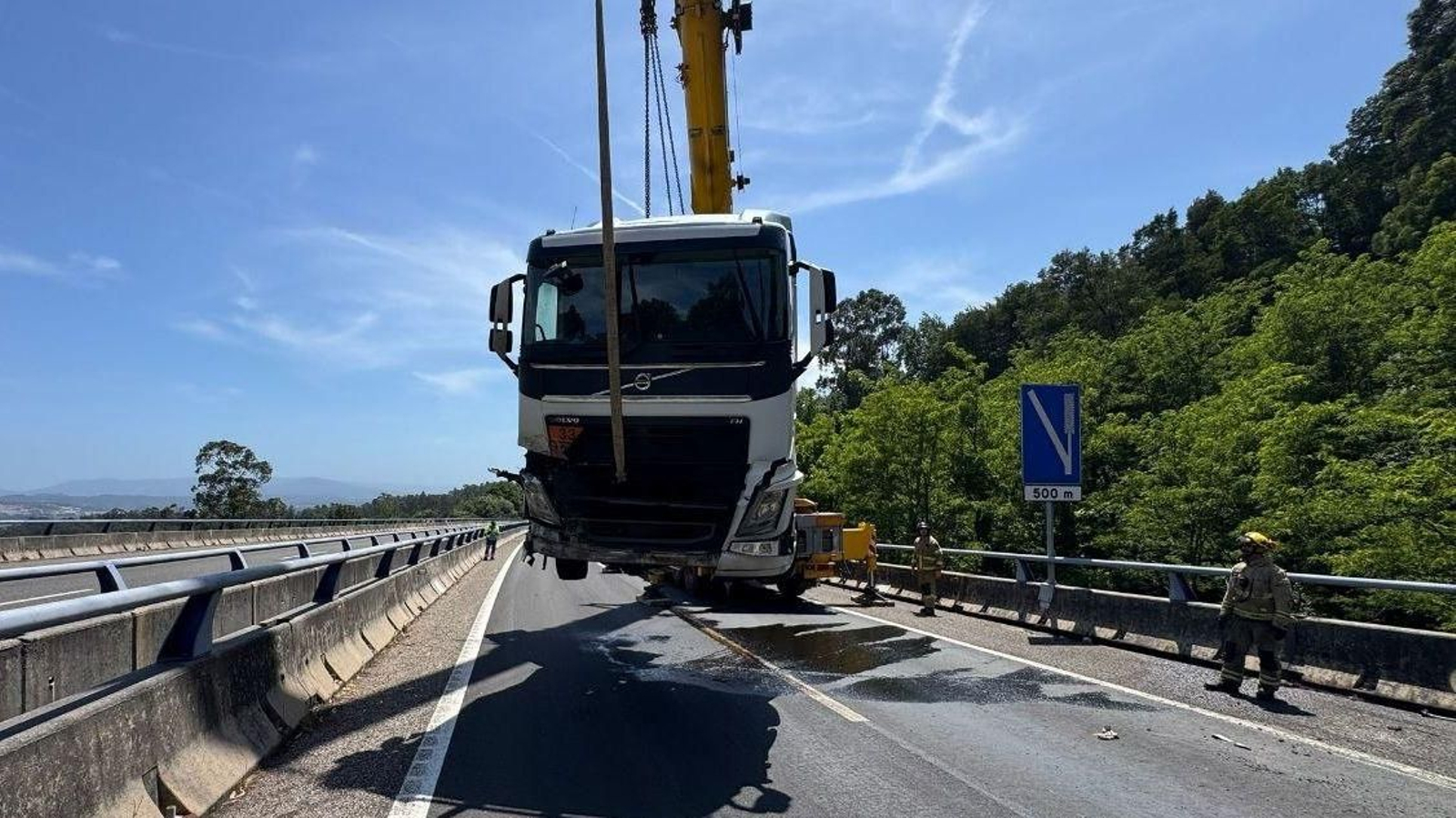 Remolque del camión volcado en la AP-9 el pasado sábado.
