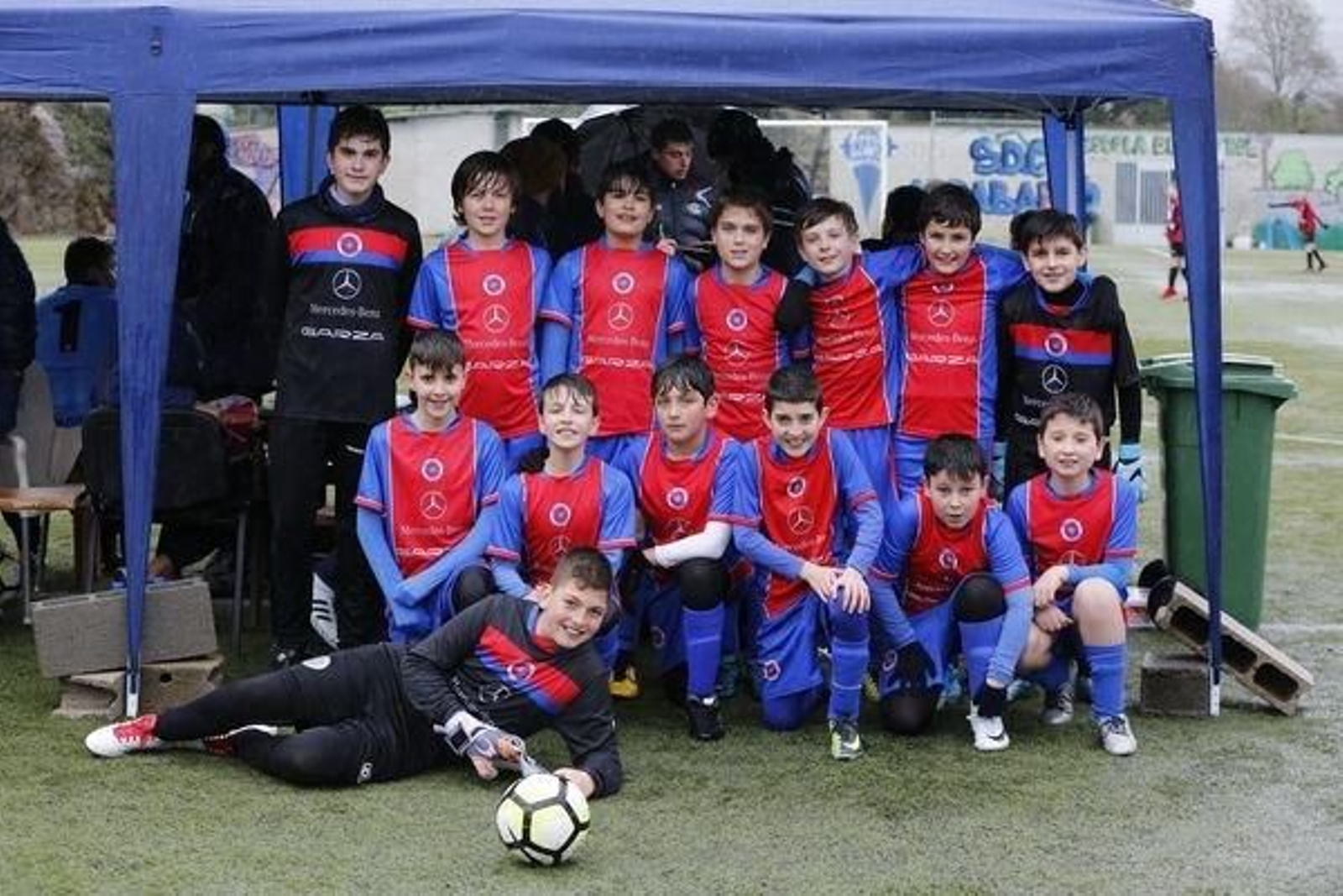 La UD Ourense, protegiéndose de la lluvia.