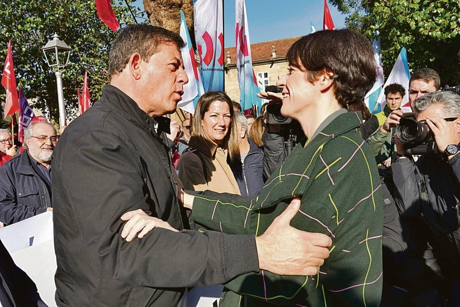 Besteiro y Pontón se saludan en la manifestación por la sanidad.