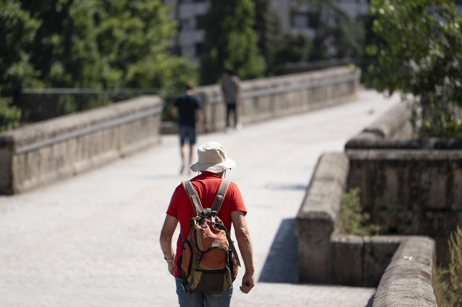 Galería | Viajeros, peregrinos y ourensanos viven una jornada de intenso calor en Ourense, en fotos