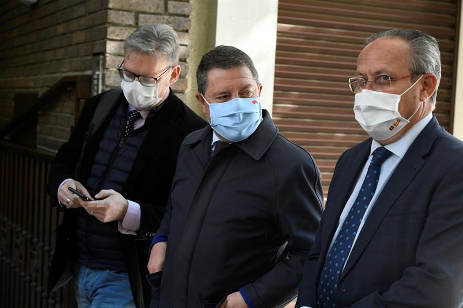 El presidente de Castilla-La Mancha, Emiliano García-Page (c), a su llegada a la sede del PSOE en Madrid (EFE).