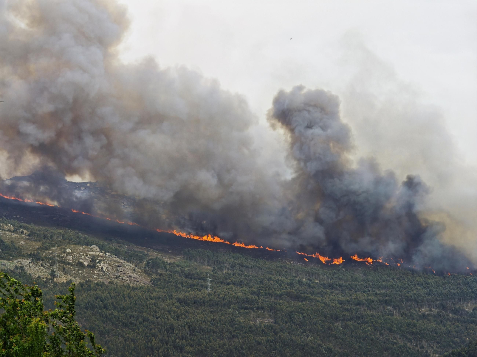 Galería | Las llamas devoran el monte Galleiro, entre Mos, Ponteareas y Pazos de Borbén