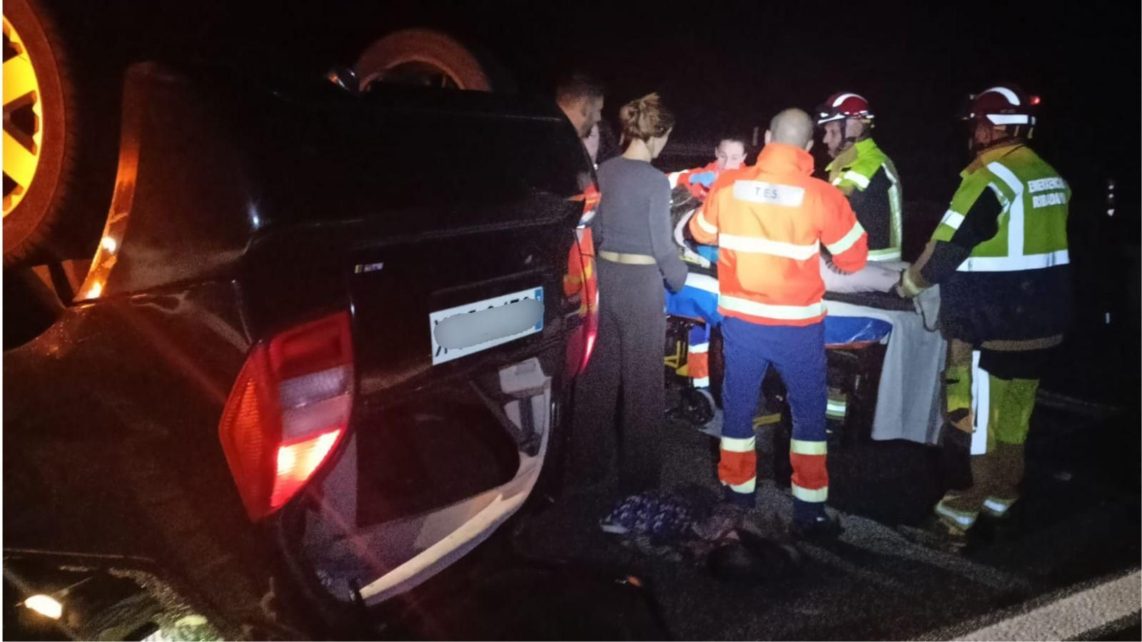 El turismo volcó tras salirse de la vía en el kilómetro 265 de la A-52, en Melón, y su único ocupante tuvo que ser excarcelado por los equipos de emergencia.