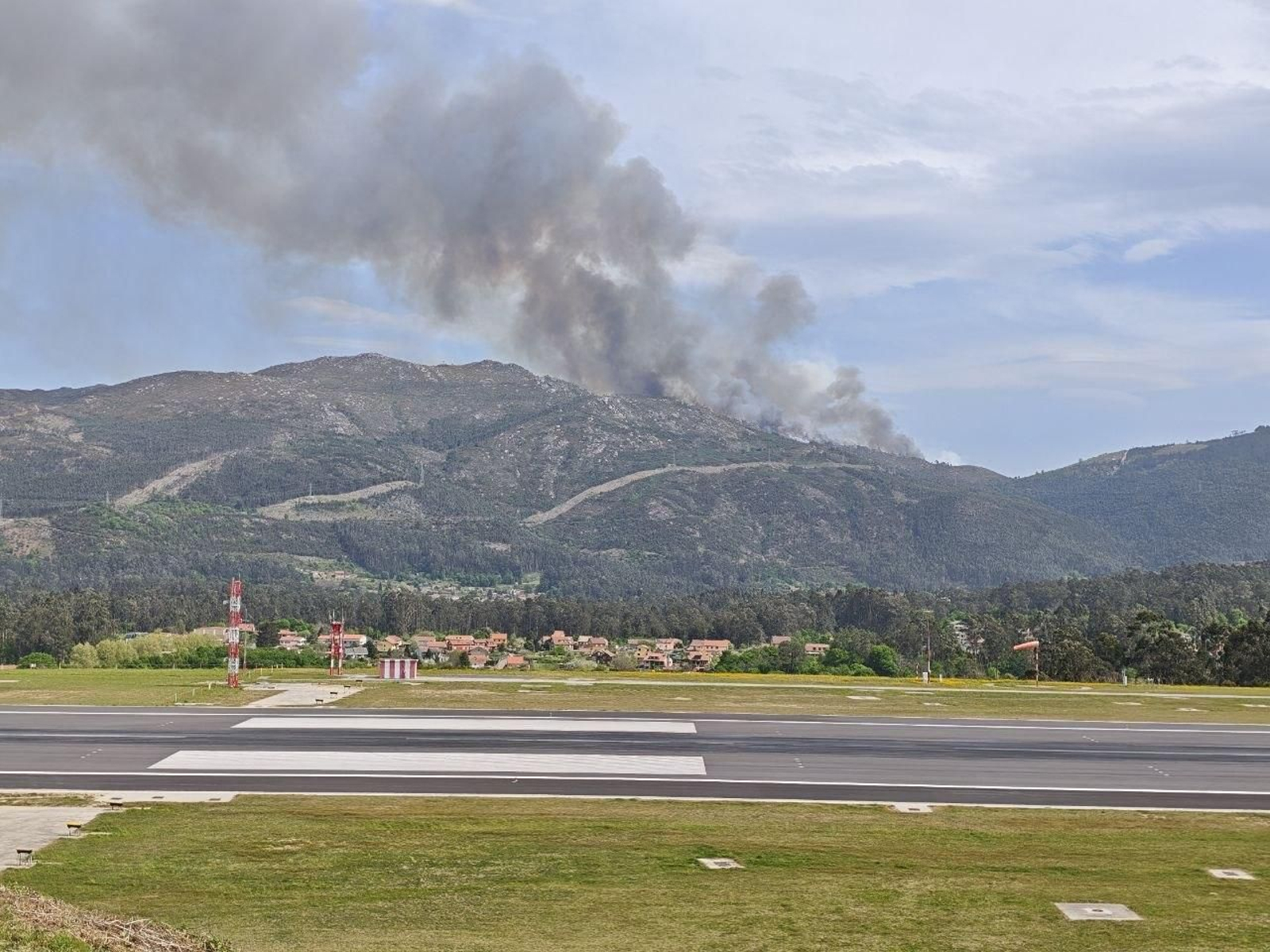Galería | Las llamas devoran el monte Galleiro, entre Mos, Ponteareas y Pazos de Borbén