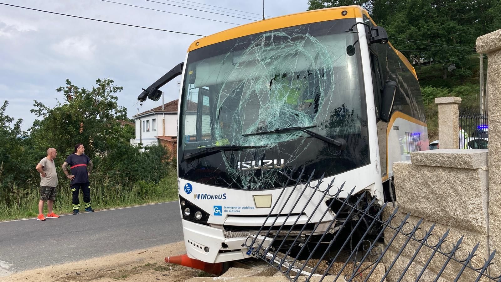 Los daños del autobús fueron notables.