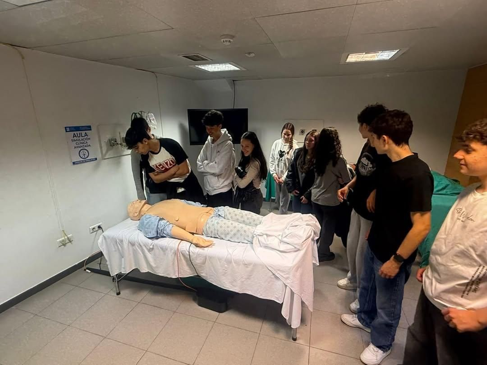 Visita dos alumnos do Luis Vives á Unidade de Simulación do CHUO