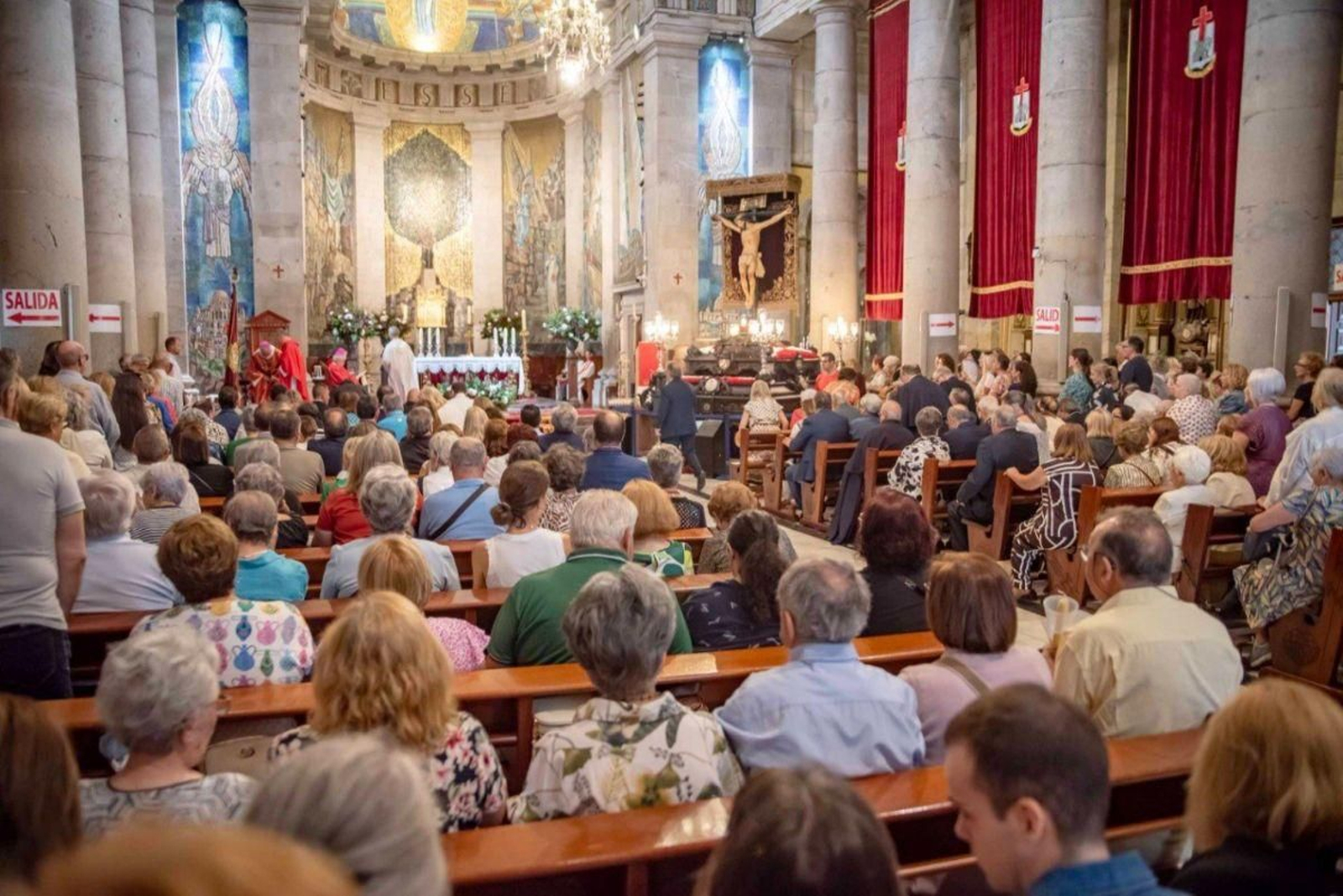El Cristo presidió la misa solemne con la Concatedral llena de devotos.