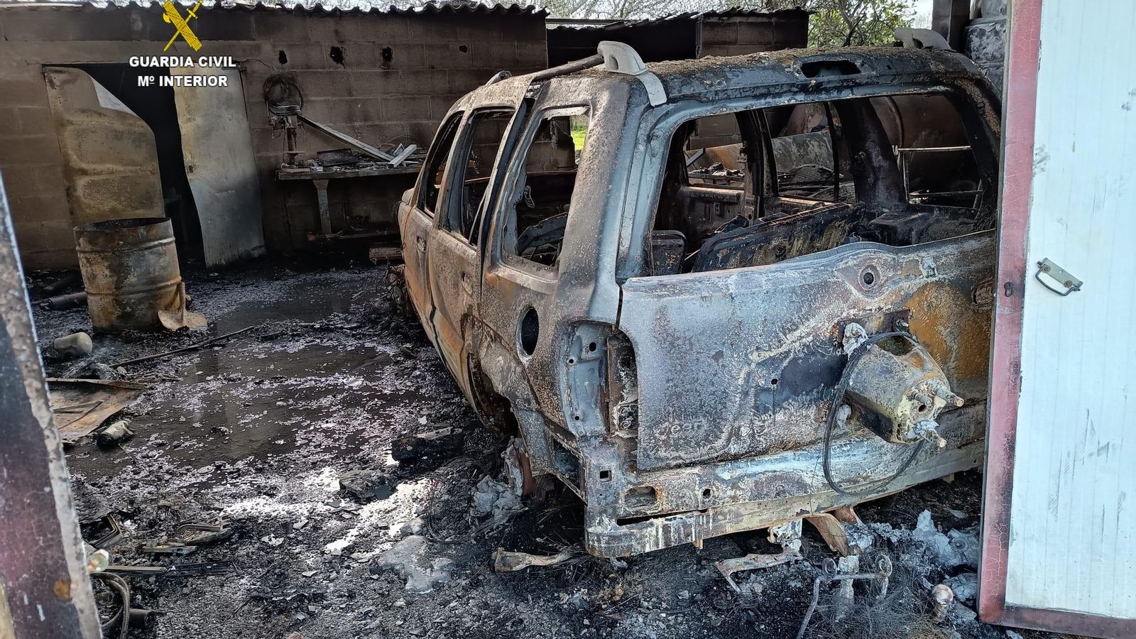 Dentro de la nave, un coche pasto de las llamas.