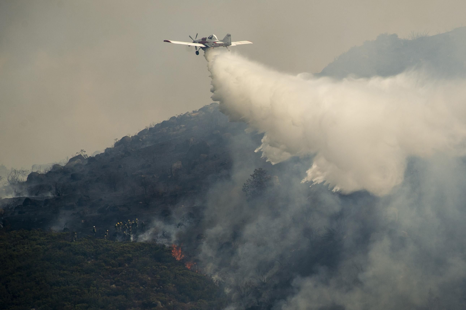 Incendio en Río Caldo, Lobios. (Foto: Martiño Pinal)