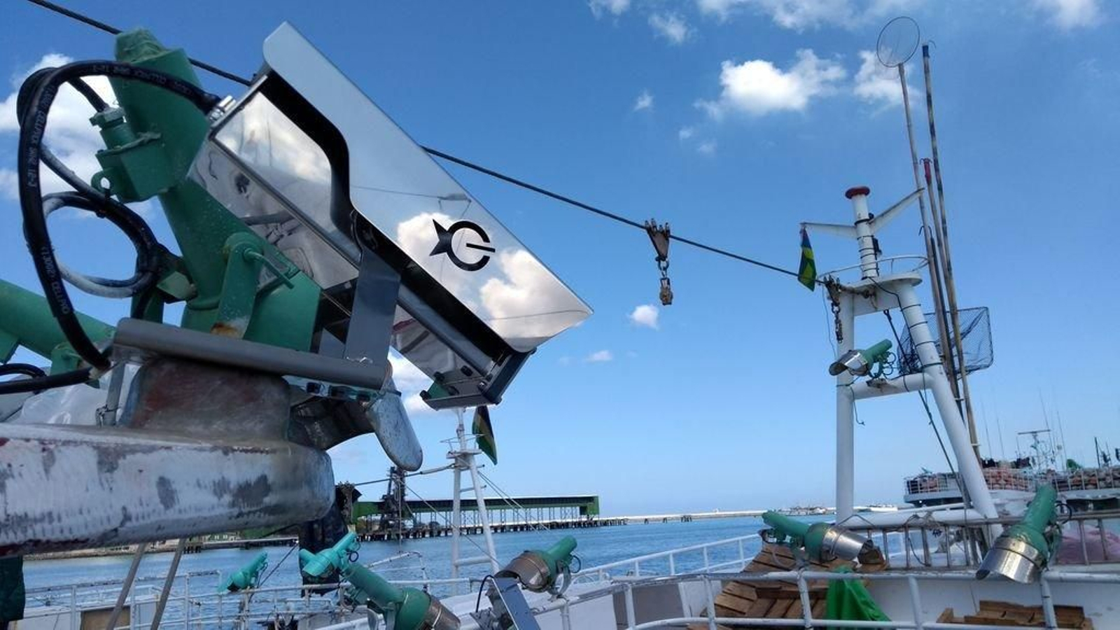 Sistema de monitorización electrónica instalado por la empresa en un barco pesquero.