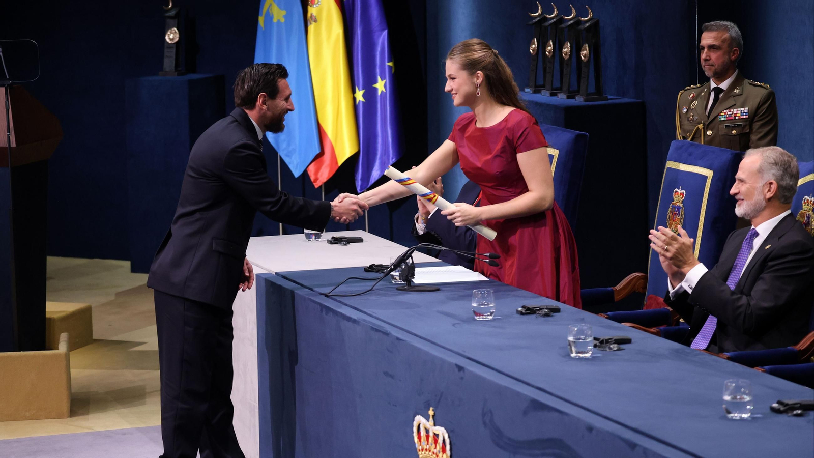 La Princesa Leonor entrega el Premio Princesa de Asturias de los Deportes 2026 al futbolista argentino Leo Messi durante la entrega de los Premios Princesa de Asturias 2026 en el Teatro Campoamor