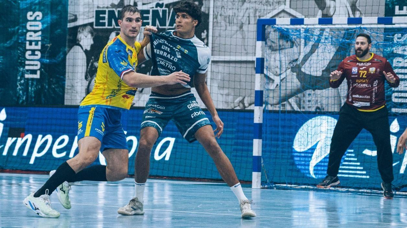 William Thompson defiende a un oponente en un partido con el Balonmán Cangas de Liga Asobal.