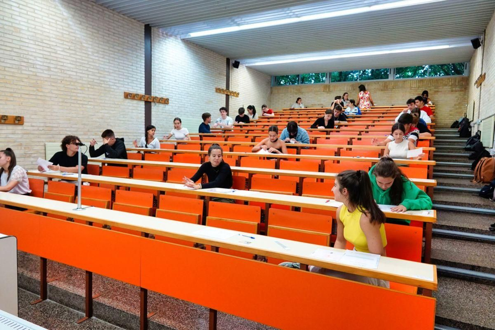 Estudiantes preparándose para hacer uno de los exámenes, ayer en la facultad de Filología.