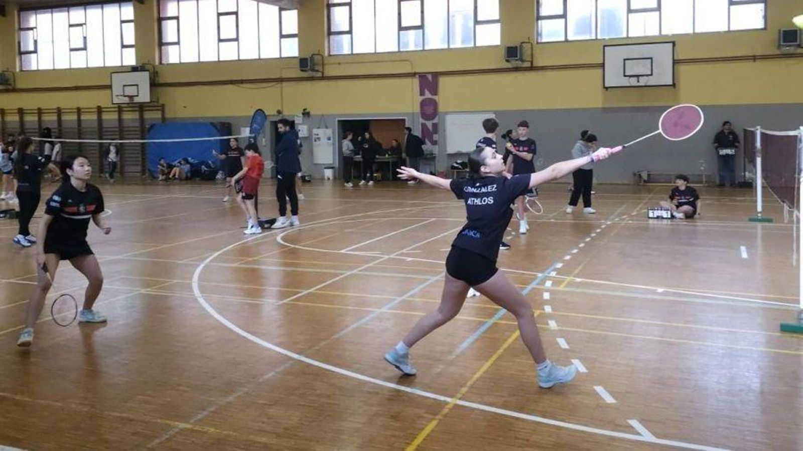 Una de las integrantes del Athlos se estira para golpear el volante.