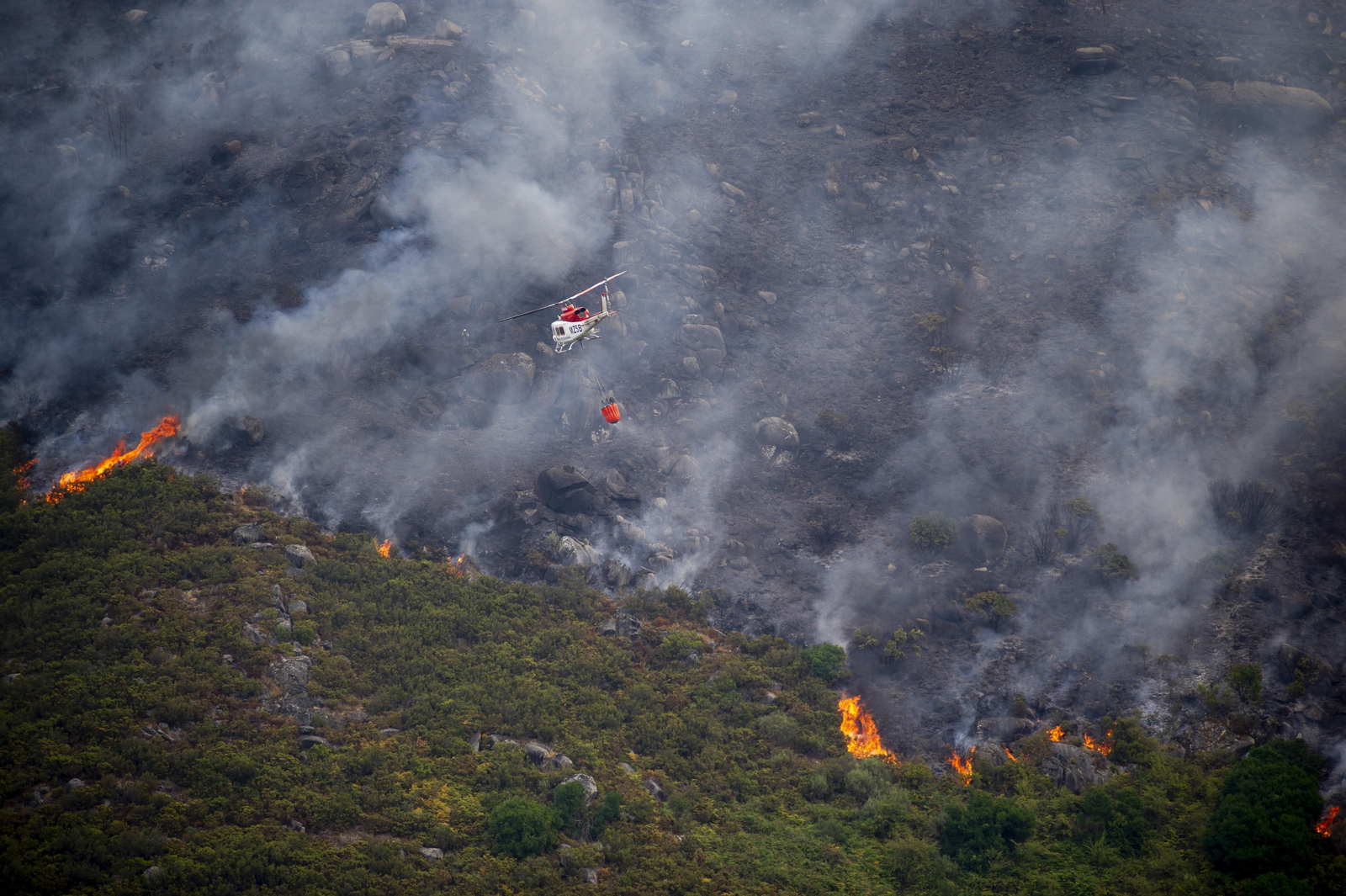 Incendio en Río Caldo, Lobios. (Foto: Martiño Pinal)