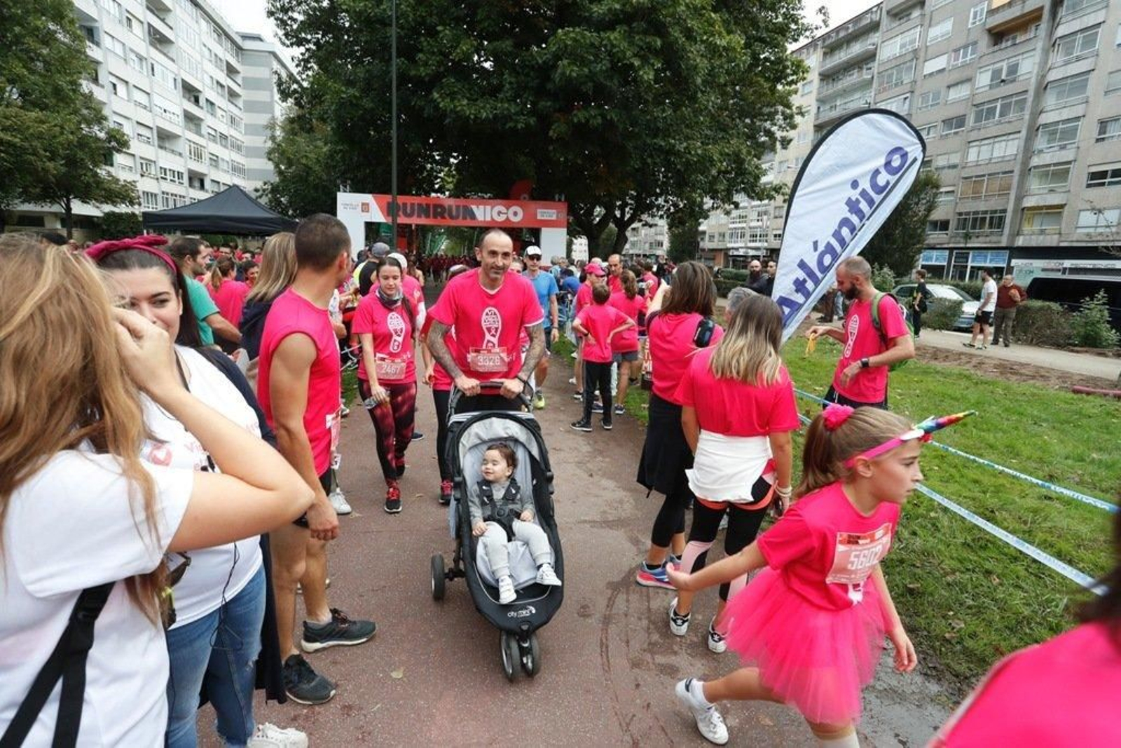 El color rosa abarrotó la Avenida de Castelao - JV Landín 072