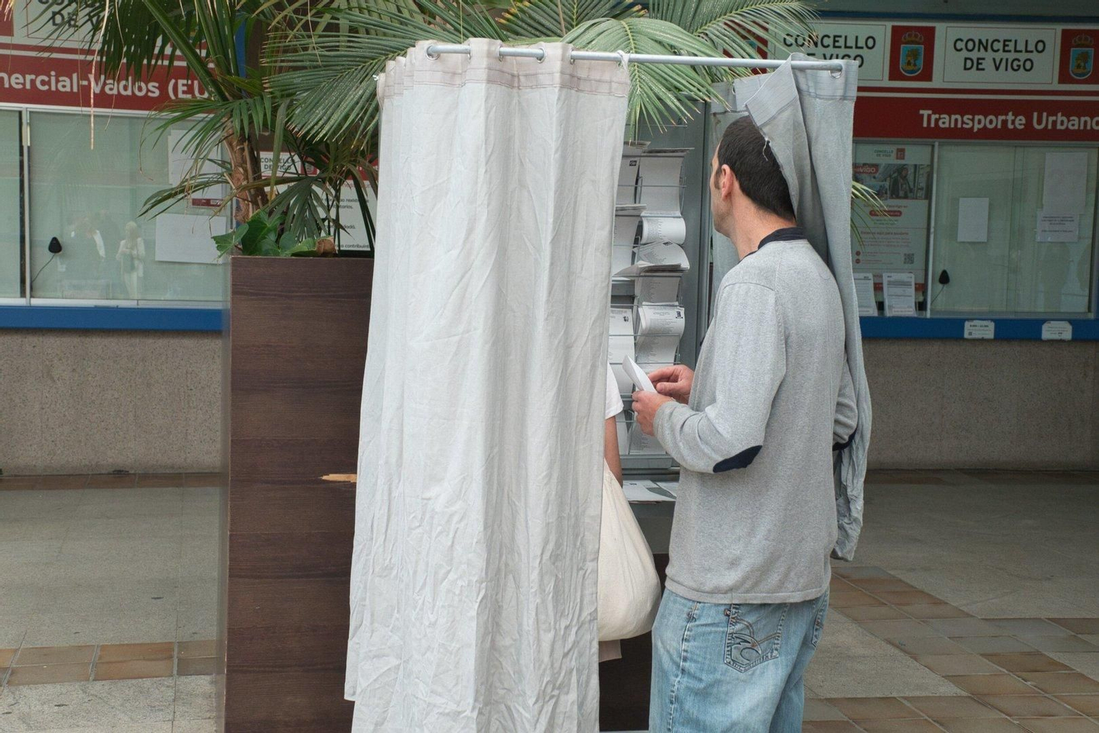 Ciudadanos de Vigo acudieron a votar en las elecciones europeas.