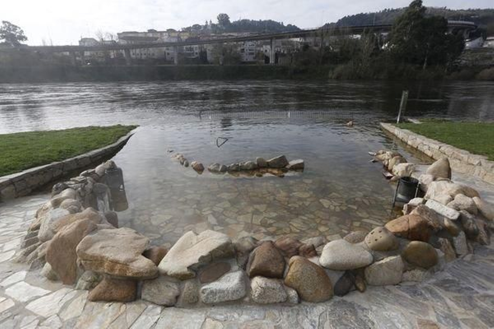 Termas de A Chavasqueira inundadas por la crecida del río Miño.
