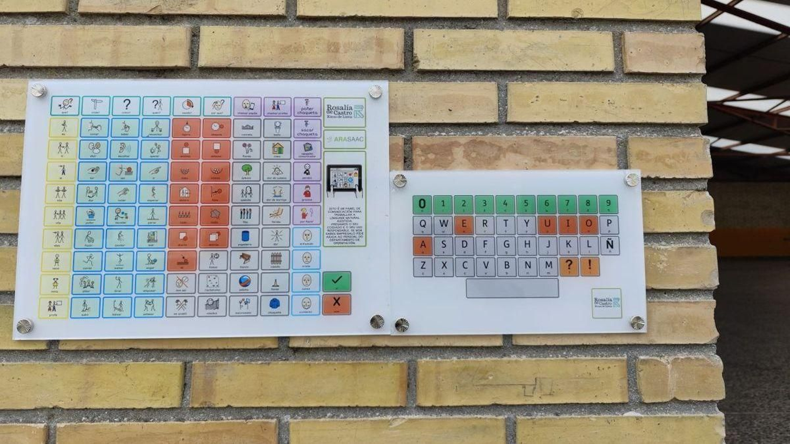 Un dos paneis informativos instalados no centro.