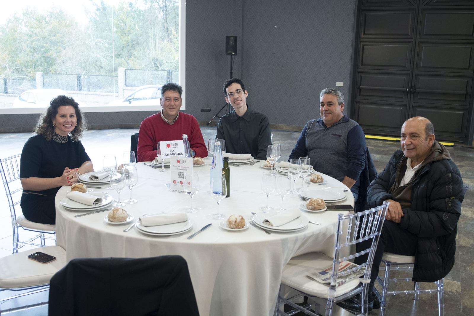 RÍO SAN MIGUEL: Camila Riquelme, periodista; Eutiquio Encinar, agente turístico; Víctor Peña, estudiante de Turismo de la UVigo; Víctor Pérez, portavoz del PSOE de Esgos, y Jesús Pereira, portavoz del PSOE de Cartelle. (XESÚS FARIÑAS)