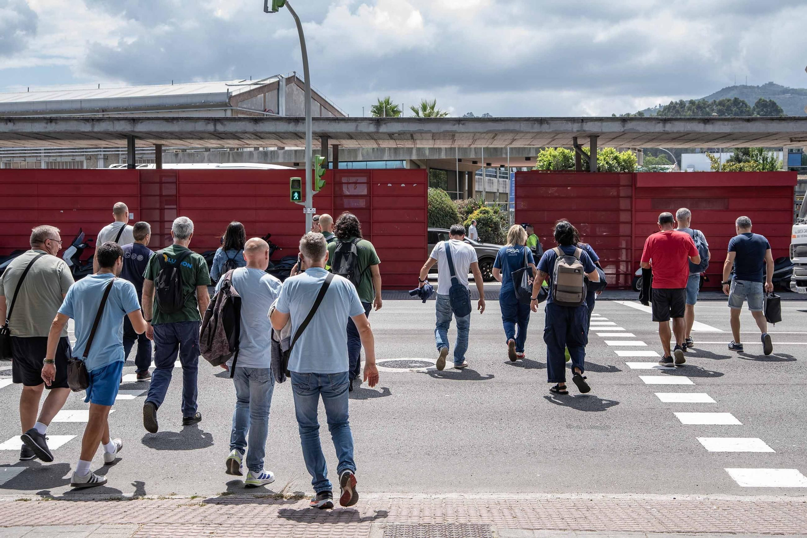 Trabajadores de Stellantis acceden a la factoría en su último día antes de las vacaciones, el pasado viernes.