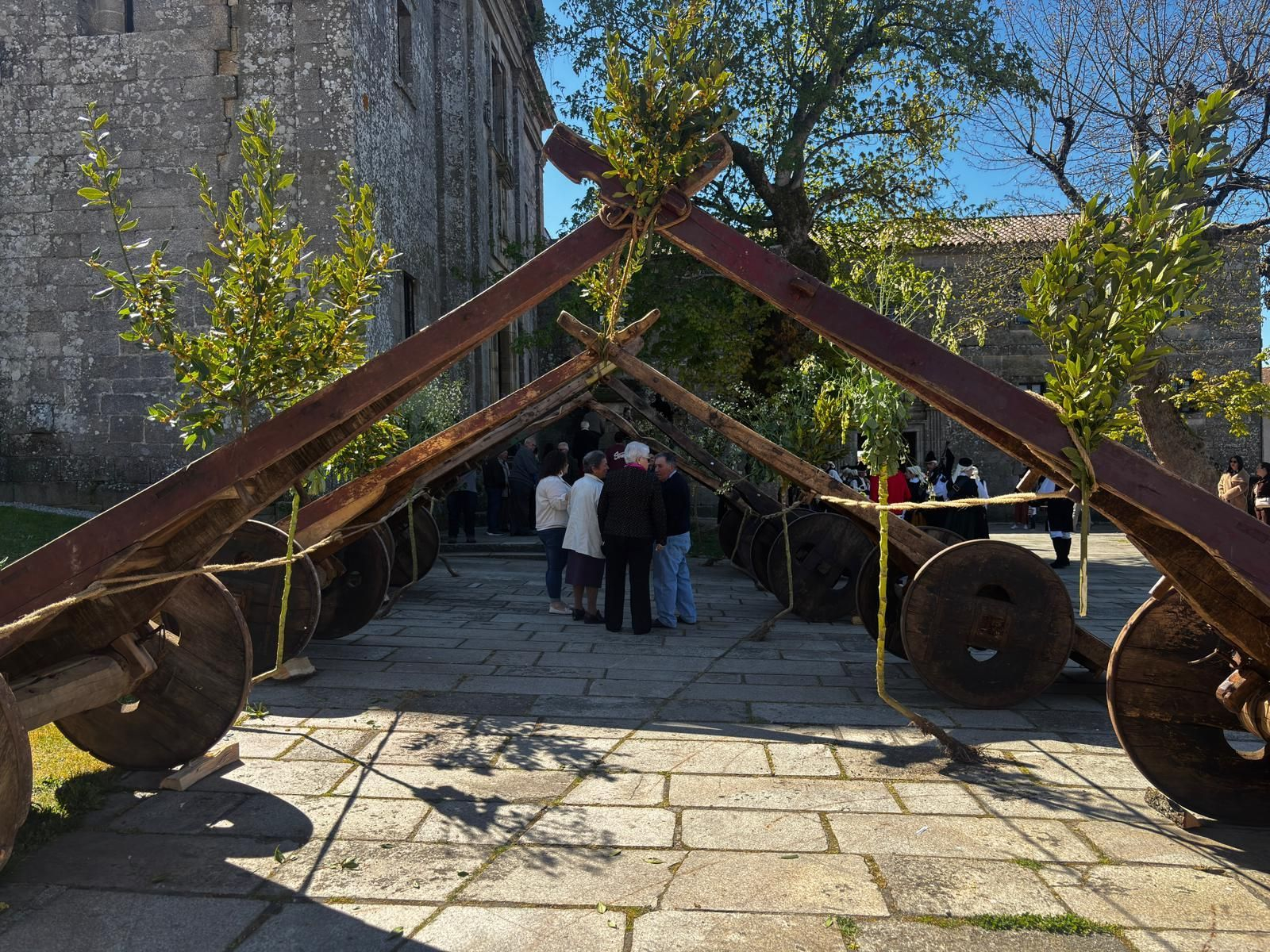 Os seis carros colocados as portas do Mosteiro de Santa María de Xunqueira de Espadanedo.