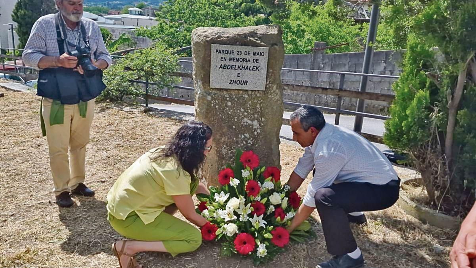 Homenaje en el monumento al  matrimonio fallecido durante la explosión.