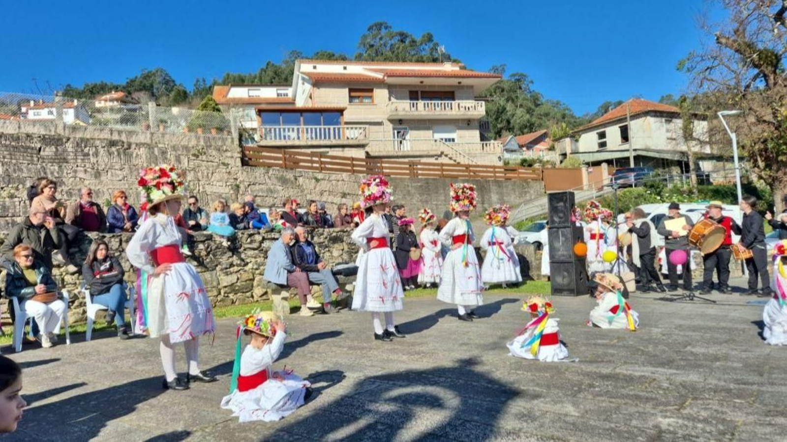 En Domaio se recuperó la tradicional danza de las madames y galanes que se celebra en el atrio de la capilla de San Benito.