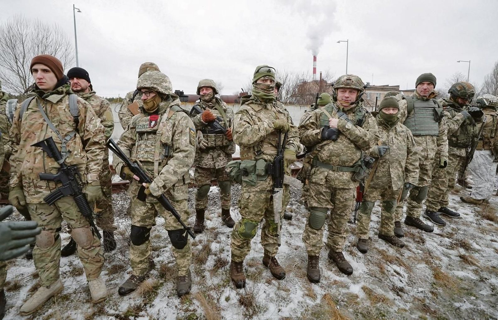 Militares ucranianos realizan maniobras en la frontera entre Rusia y Ucrania.