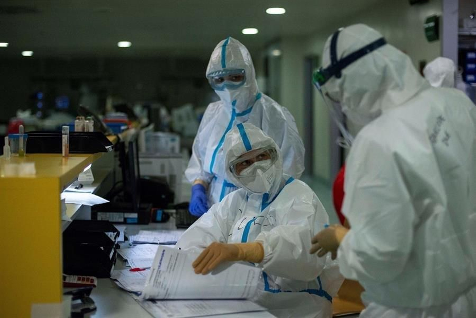 Tres sanitarios organizando su trabajo en la unidad de cuidados intensivos del Hospital de Ourense. 
EFE/ Brais Lorenzo